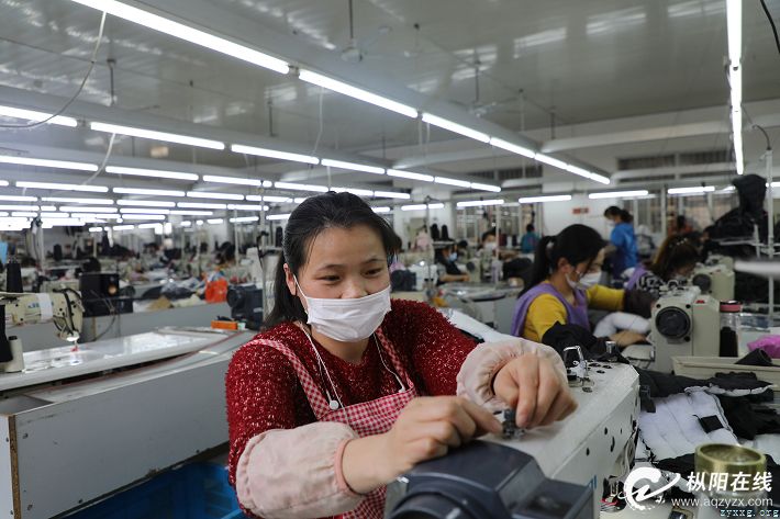 庄爵服饰扶贫车间奏响脱贫“进行曲”