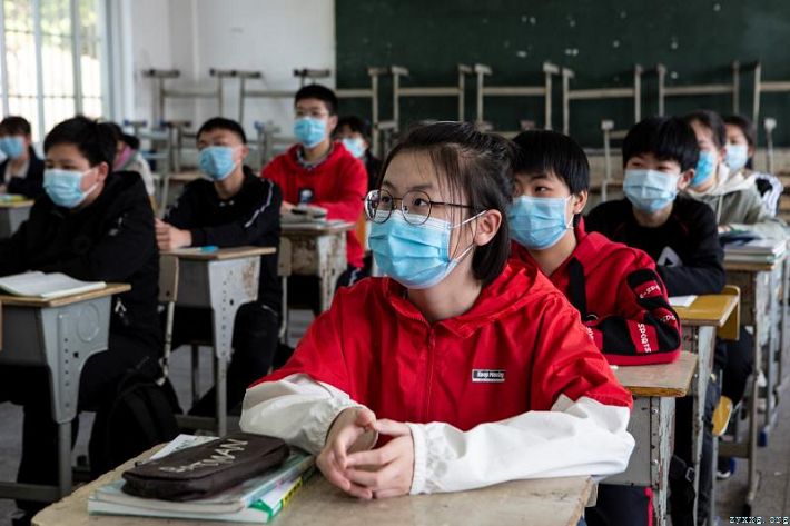 我县初三年级学生昨日返校复课