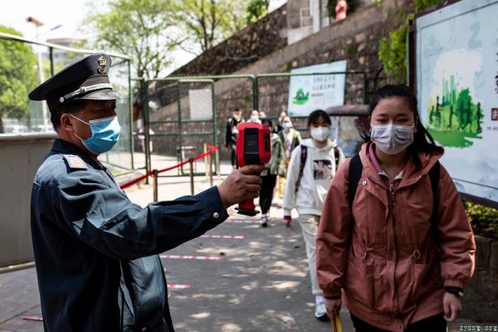 我县初三年级学生昨日返校复课