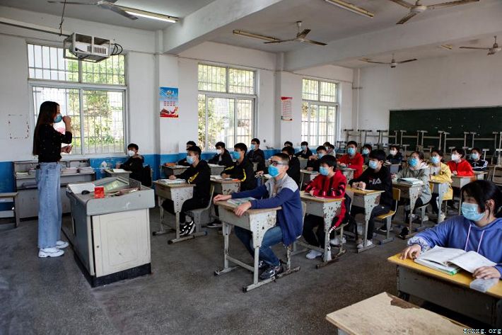 我县初三年级学生昨日返校复课