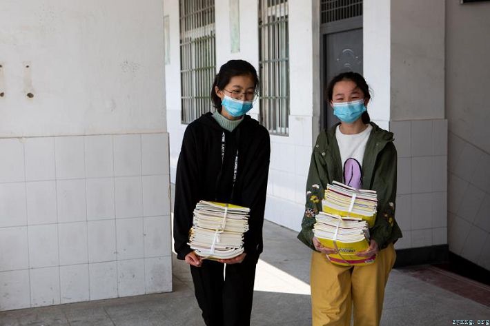 我县初三年级学生昨日返校复课