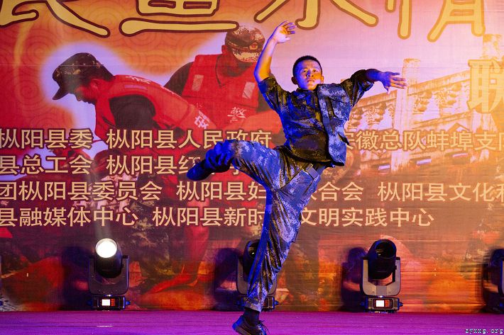 我县主办“军民鱼水情”联欢晚会暨建军93周年文艺演出