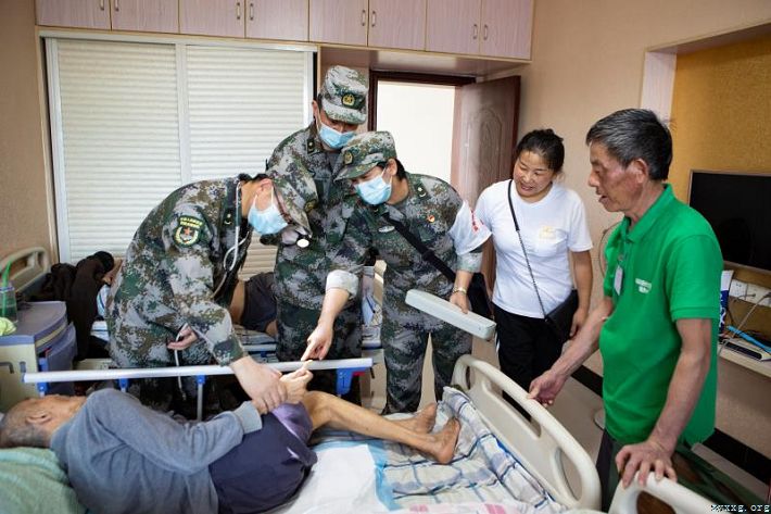 医疗队走进敬老院