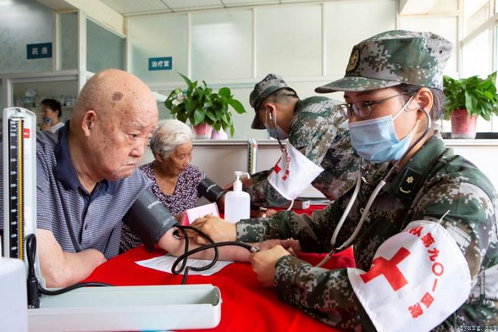 医疗队走进敬老院