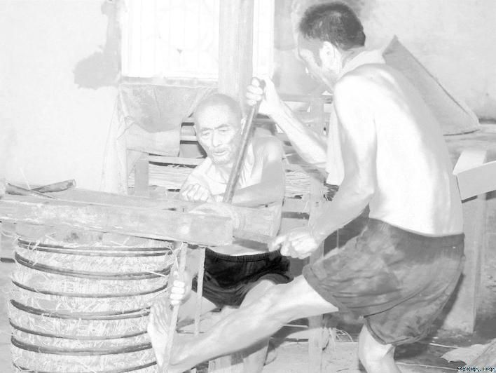 长江汛情趋稳 传统木榨飘香