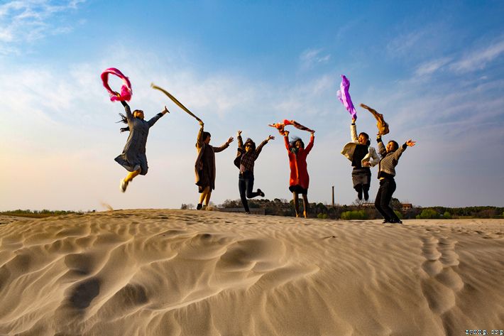 江边沙滩美如画