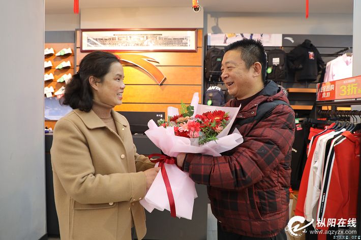 鲜花送“雷锋”