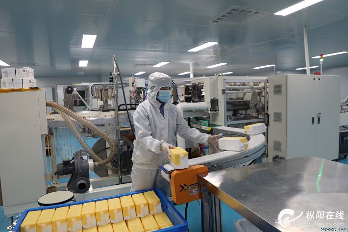 智能信息化车间生产忙