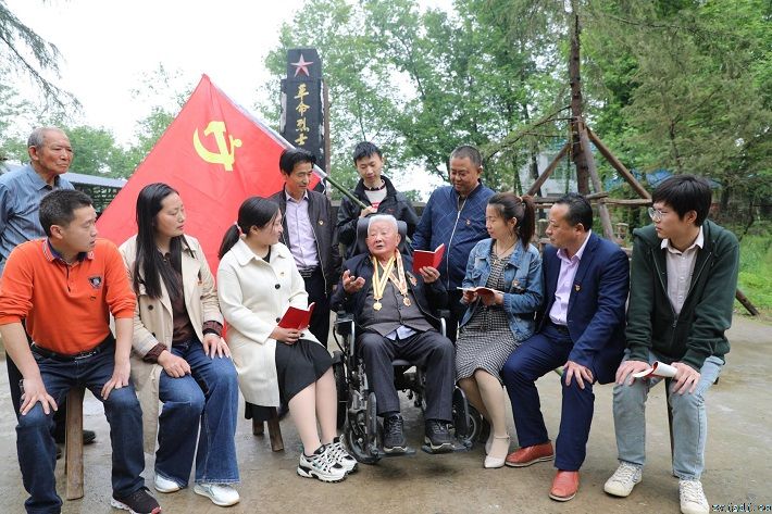 百岁老党员传扬红色革命精神