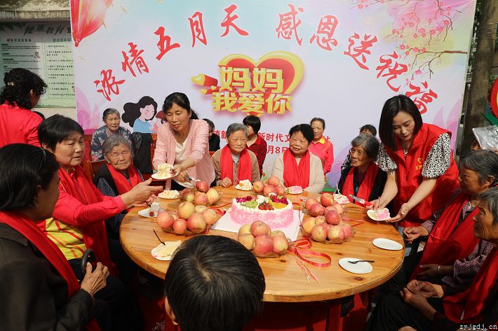 社区为20位妈妈一起过母亲节