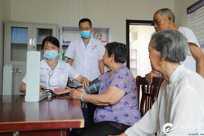 敬老院里献爱心