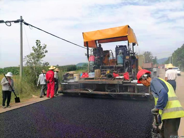 G347长河桥段路面重建工程开始油路面浇铺