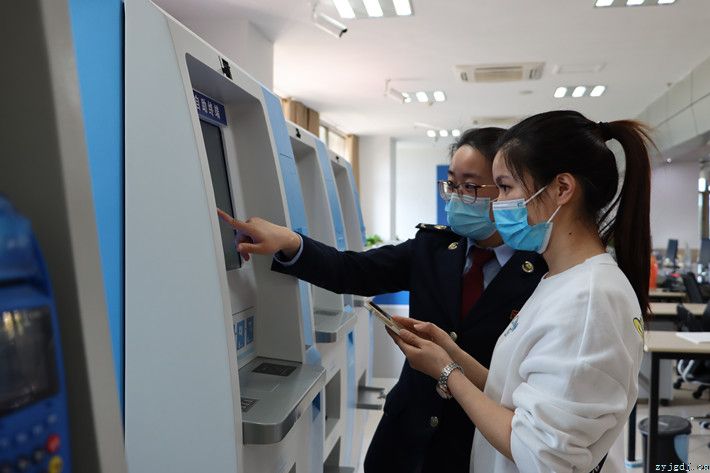 身着税务蓝，心怀党员红