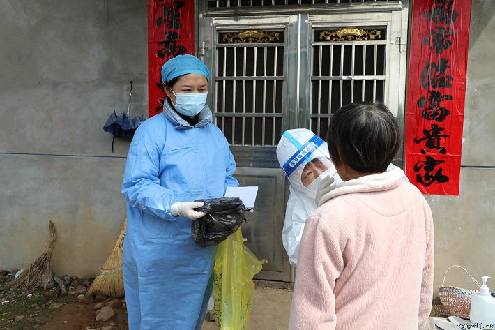 母女战“疫” 并肩前行