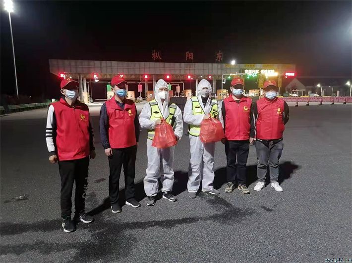 王翊爱心夜宵暖“疫”线