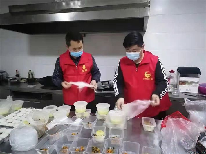 王翊爱心夜宵暖“疫”线