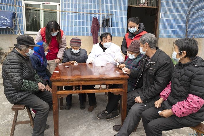 送药上门暖民心
