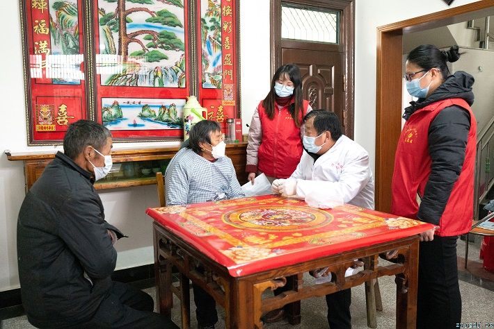 送药上门暖民心