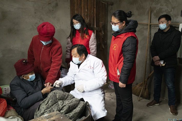 送药上门暖民心