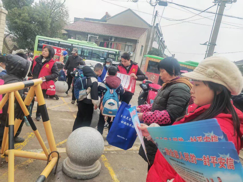 白柳镇：部门联动护学路 平安建设宣传进校园